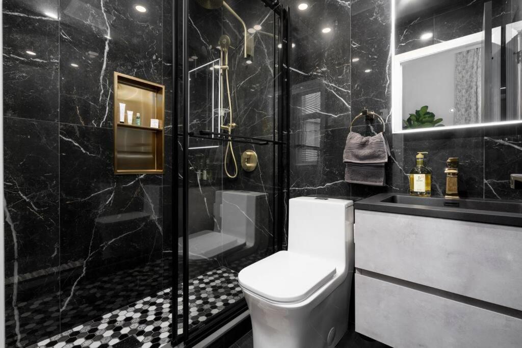 Downtown Luxe: Metro, King Bed, Parking, Sleeps 6 *