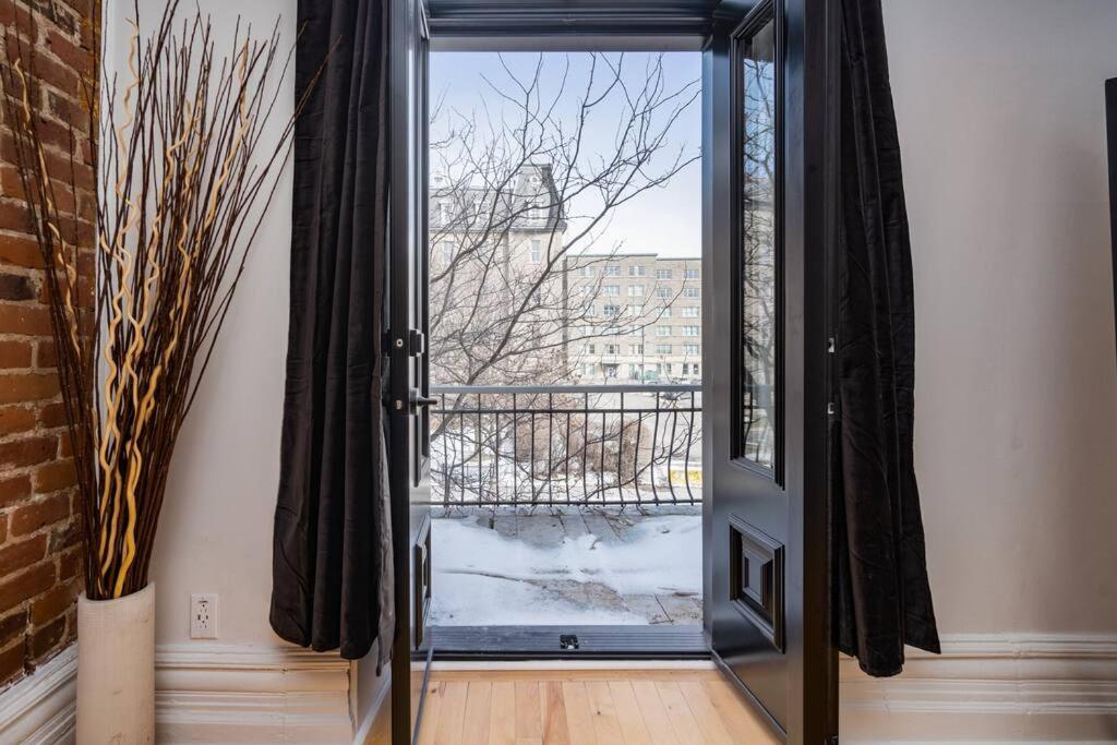 Downtown Luxe: Metro, King Bed, Parking, Sleeps 6 Appartement *