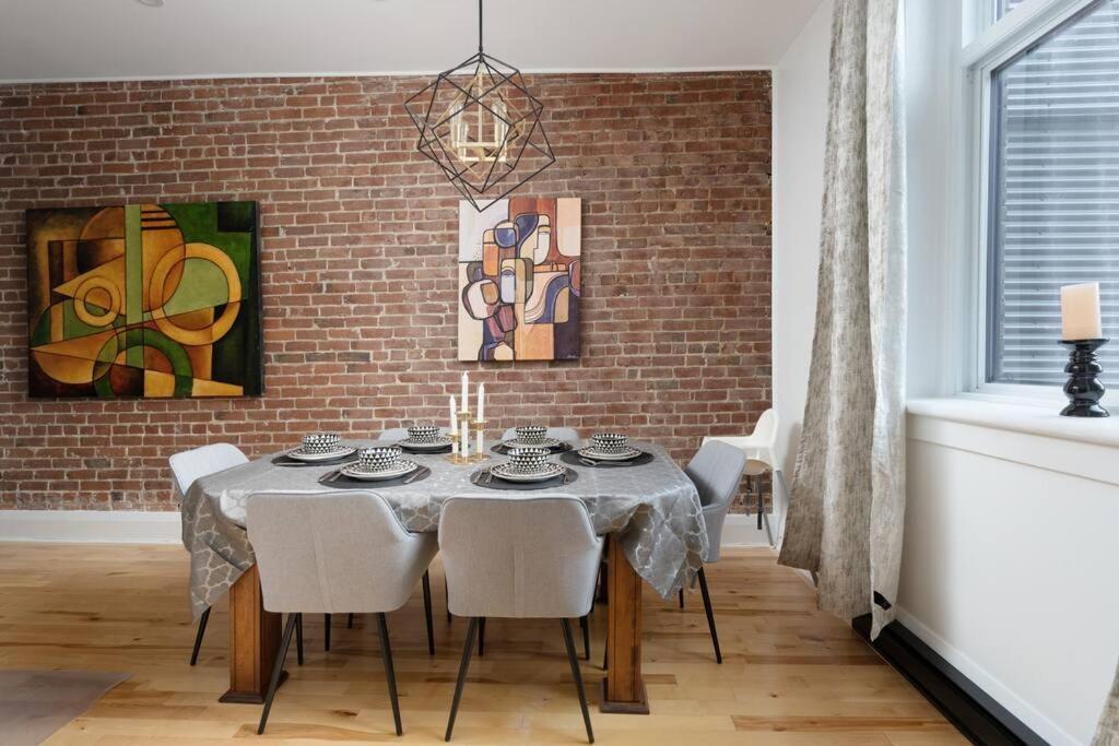 Appartement Downtown Luxe: Metro, King Bed, Parking, Sleeps 6 *