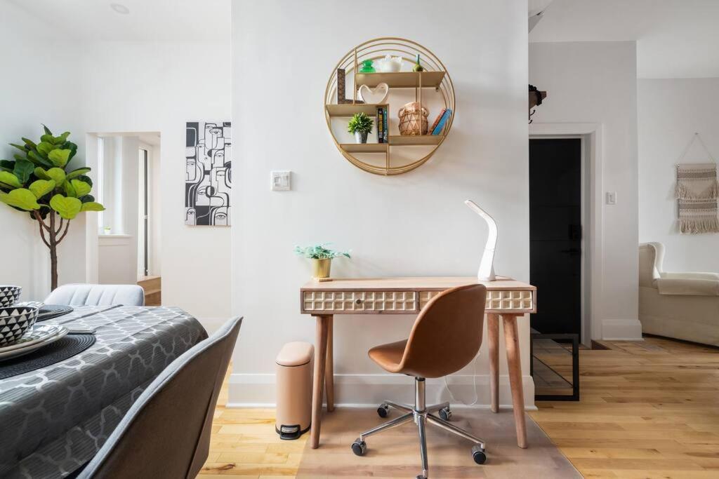 Downtown Luxe: Metro, King Bed, Parking, Sleeps 6 Montréal