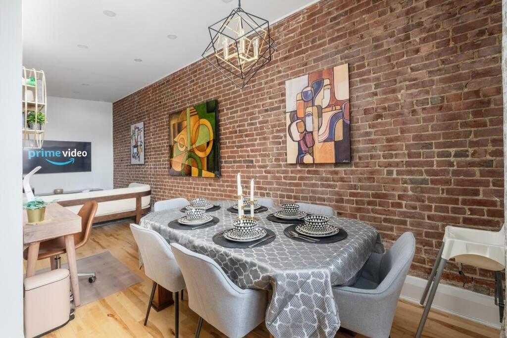 Appartement Downtown Luxe: Metro, King Bed, Parking, Sleeps 6 *