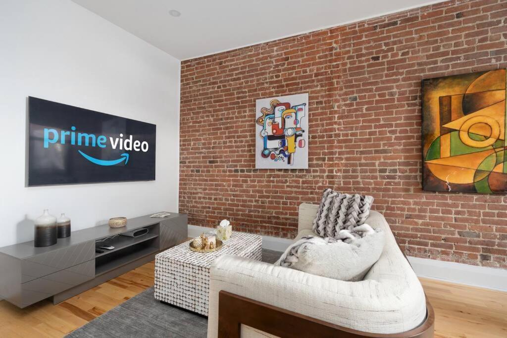 Downtown Luxe: Metro, King Bed, Parking, Sleeps 6 Appartement Montréal