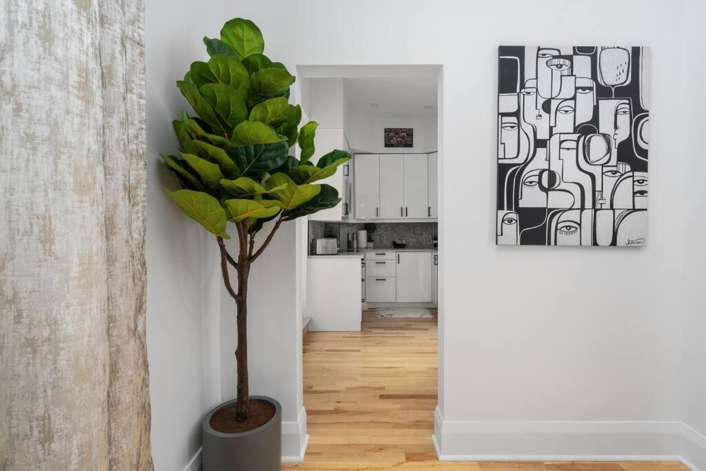 Downtown Luxe: Metro, King Bed, Parking, Sleeps 6 Appartement