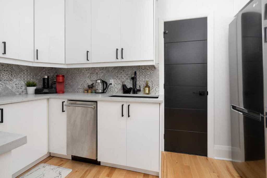 Downtown Luxe: Metro, King Bed, Parking, Sleeps 6 Appartement *