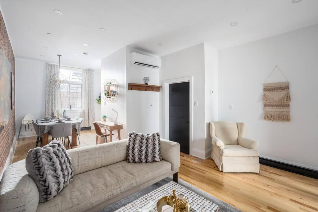 Downtown Luxe: Metro, King Bed, Parking, Sleeps 6 Appartement Montréal