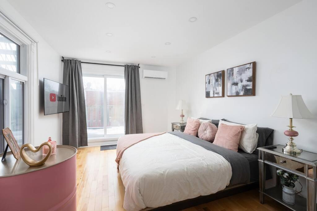 Downtown Luxe: Metro, King Bed, Parking, Sleeps 6 * Montréal