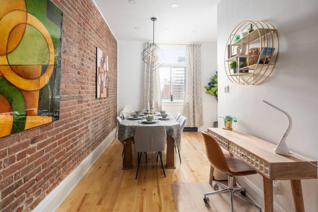 Appartement Downtown Luxe: Metro, King Bed, Parking, Sleeps 6 *