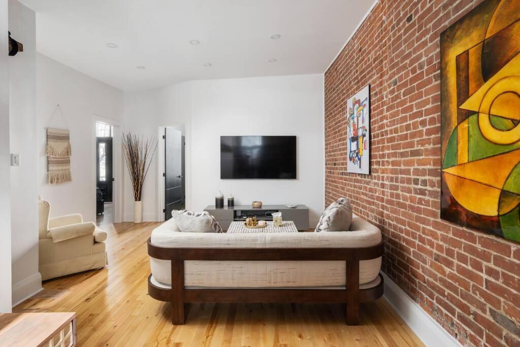 Downtown Luxe: Metro, King Bed, Parking, Sleeps 6 * Montréal