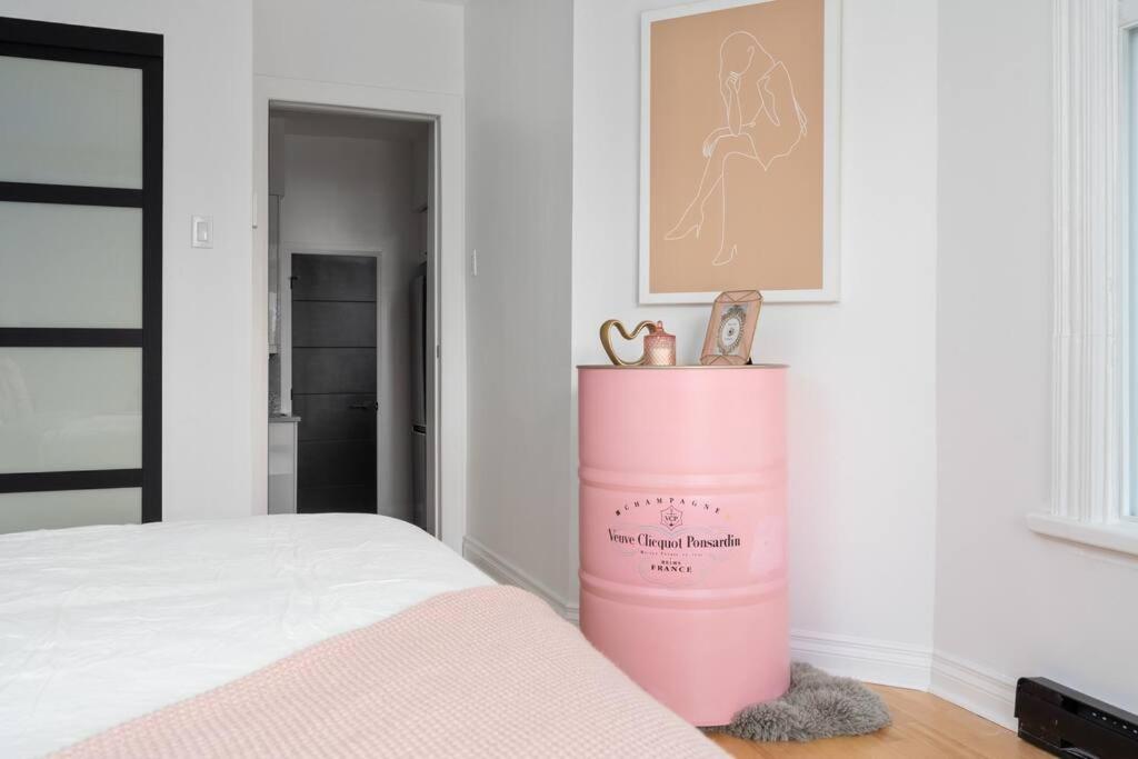 Appartement Downtown Luxe: Metro, King Bed, Parking, Sleeps 6