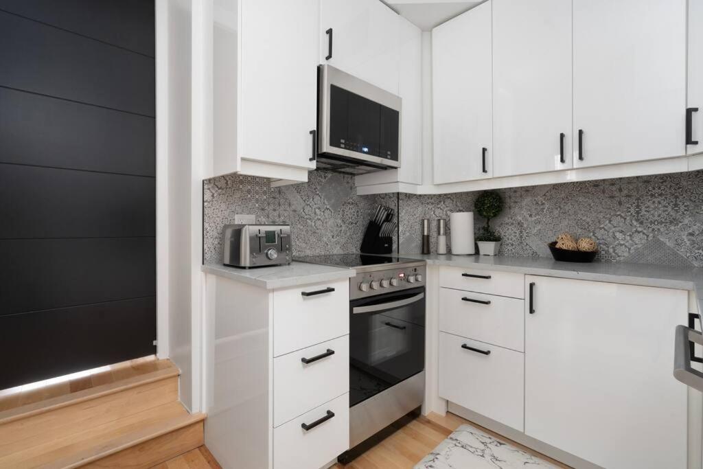 Downtown Luxe: Metro, King Bed, Parking, Sleeps 6 Appartement