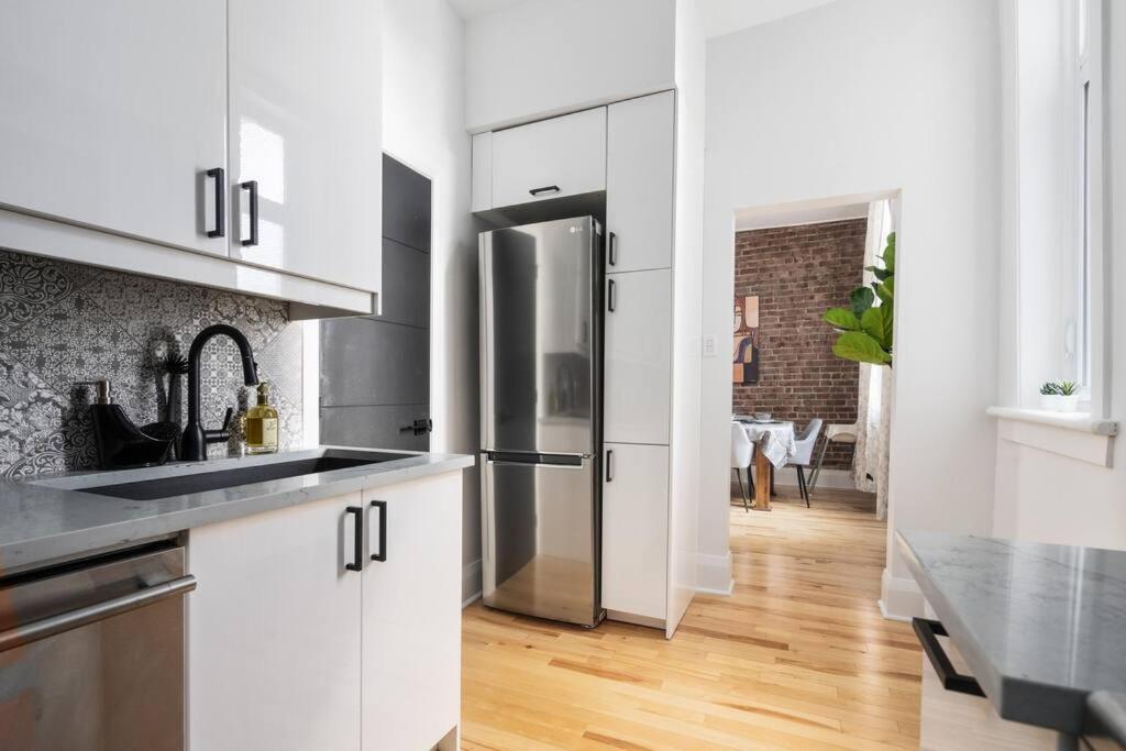Downtown Luxe: Metro, King Bed, Parking, Sleeps 6