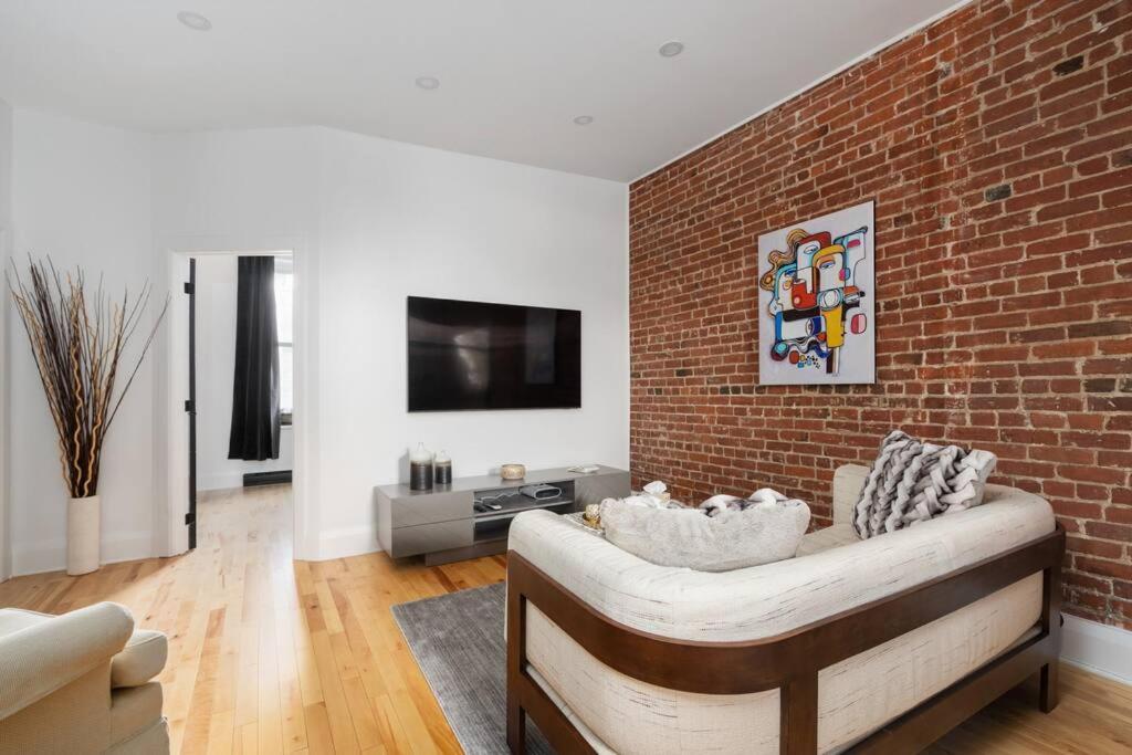 Appartement Downtown Luxe: Metro, King Bed, Parking, Sleeps 6 Montréal