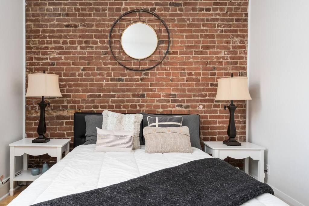 Downtown Luxe: Metro, King Bed, Parking, Sleeps 6 Appartement