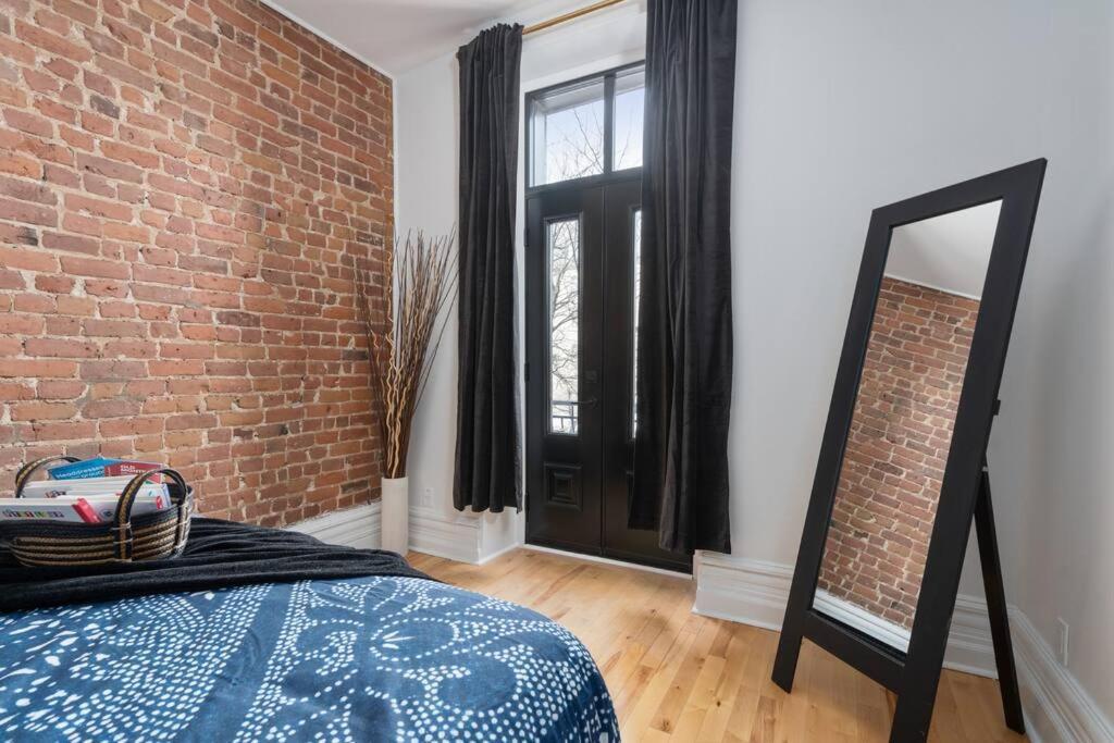 Downtown Luxe: Metro, King Bed, Parking, Sleeps 6 *
