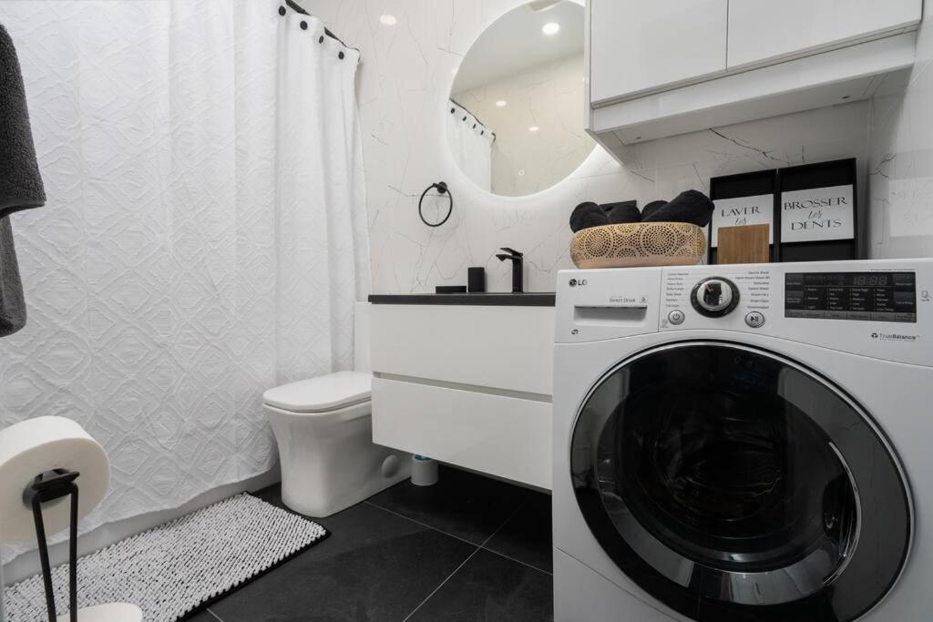 Downtown Luxe: Metro, King Bed, Parking, Sleeps 6 * Montréal