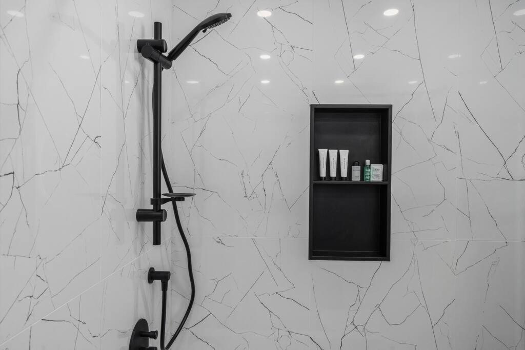 Downtown Luxe: Metro, King Bed, Parking, Sleeps 6 * Montréal