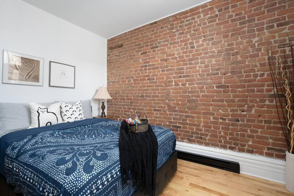 Downtown Luxe: Metro, King Bed, Parking, Sleeps 6 *