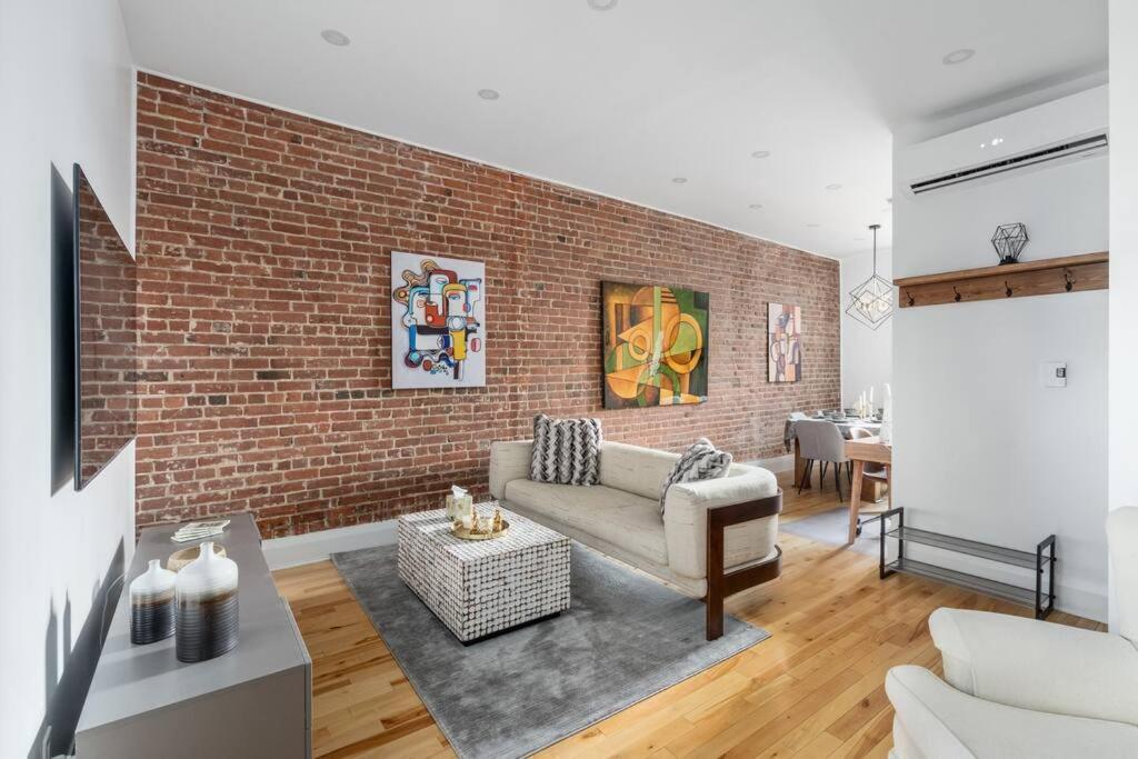 Appartement Downtown Luxe: Metro, King Bed, Parking, Sleeps 6 Montréal