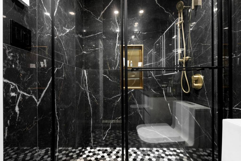 Downtown Luxe: Metro, King Bed, Parking, Sleeps 6 Appartement Montréal