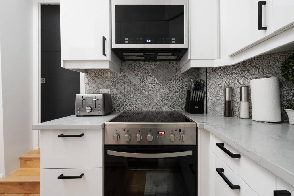 Appartement Downtown Luxe: Metro, King Bed, Parking, Sleeps 6 *