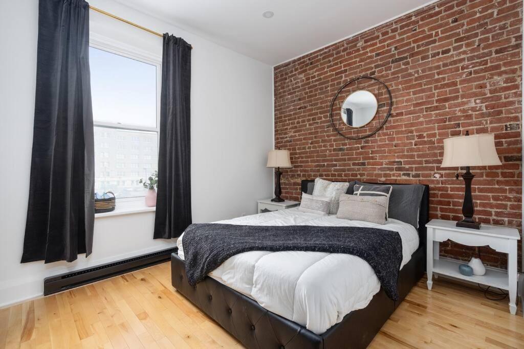Downtown Luxe: Metro, King Bed, Parking, Sleeps 6 Appartement *