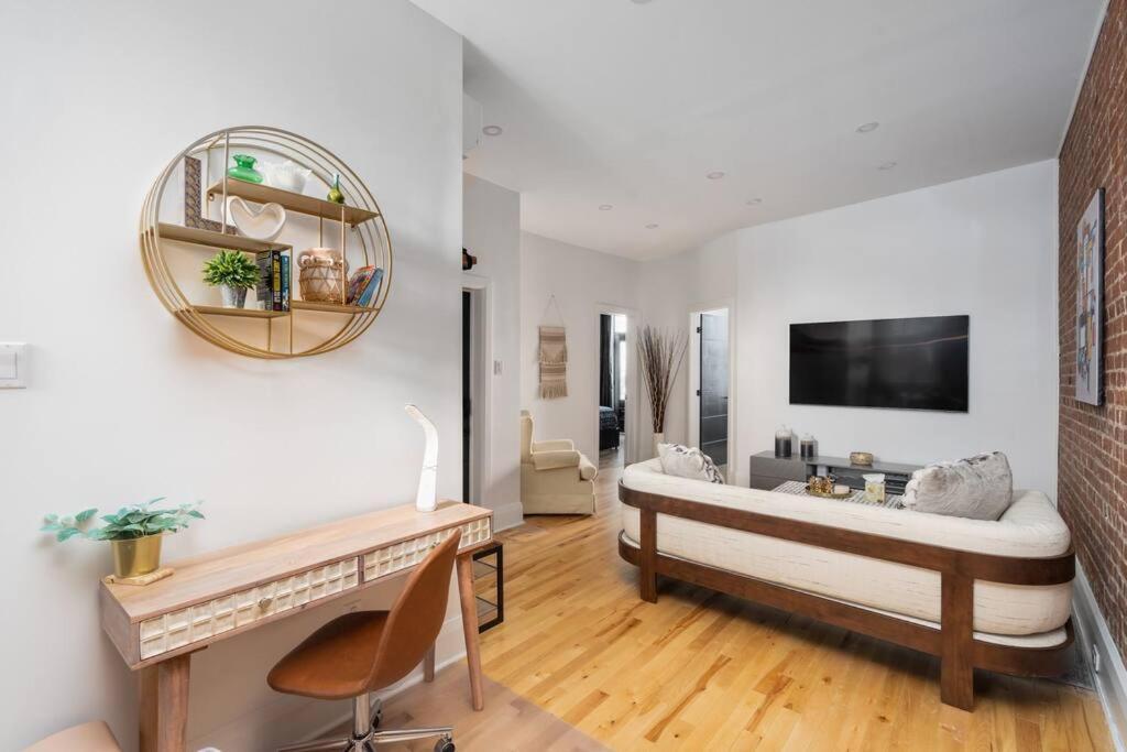 Downtown Luxe: Metro, King Bed, Parking, Sleeps 6 * Montréal