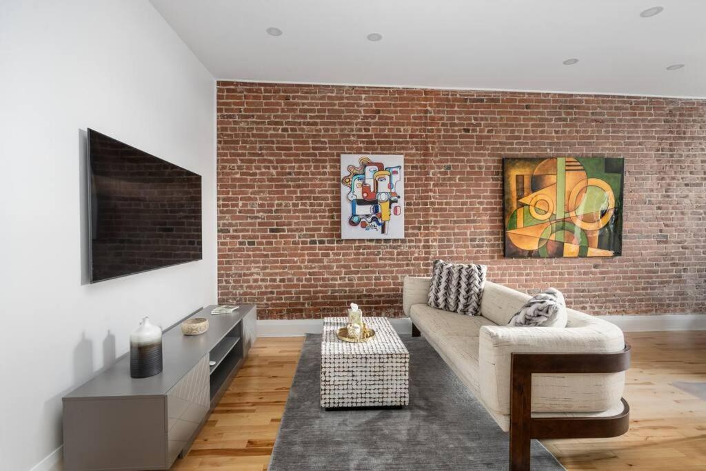 Appartement Downtown Luxe: Metro, King Bed, Parking, Sleeps 6 *