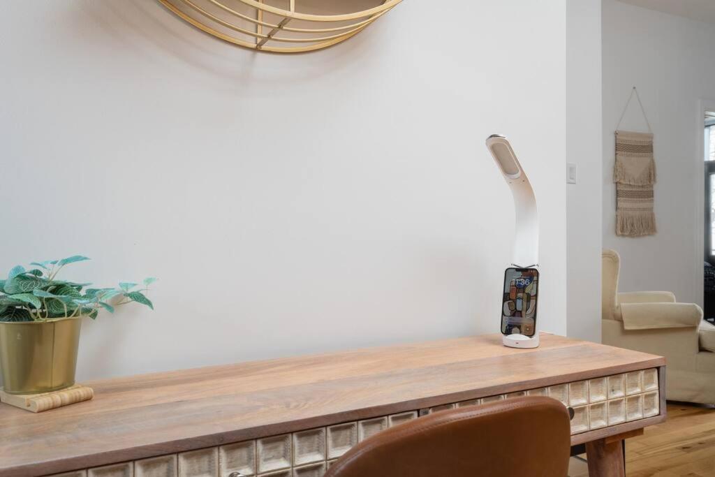 Downtown Luxe: Metro, King Bed, Parking, Sleeps 6