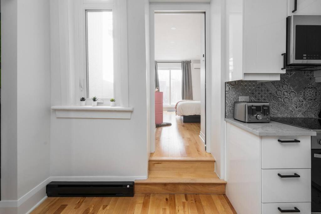 Downtown Luxe: Metro, King Bed, Parking, Sleeps 6 Montréal