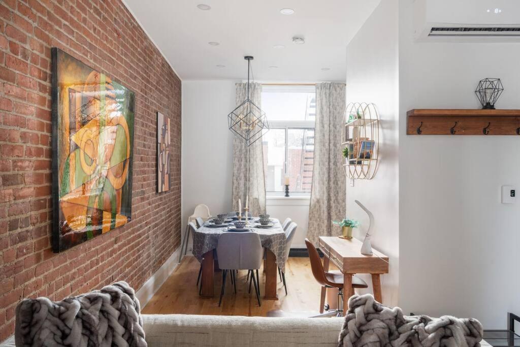 Appartement Downtown Luxe: Metro, King Bed, Parking, Sleeps 6 Montréal