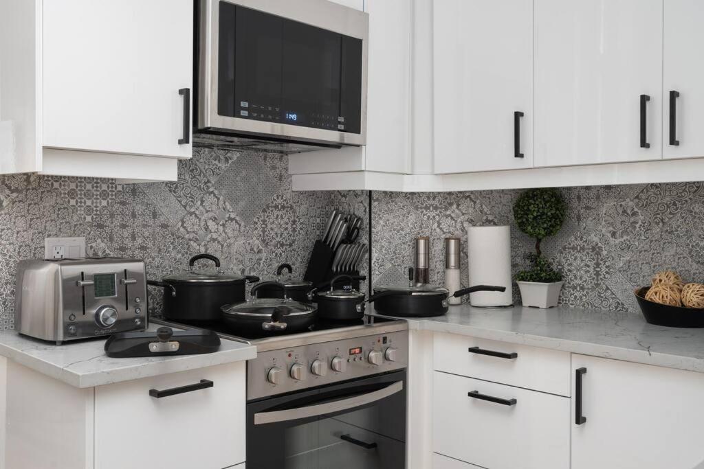 Appartement Downtown Luxe: Metro, King Bed, Parking, Sleeps 6
