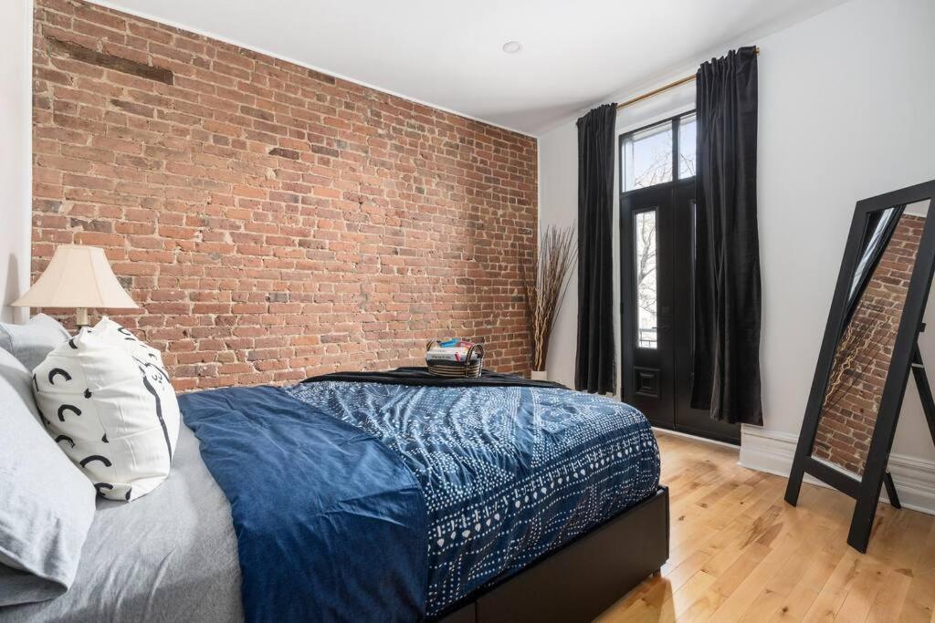 Appartement Downtown Luxe: Metro, King Bed, Parking, Sleeps 6 Montréal