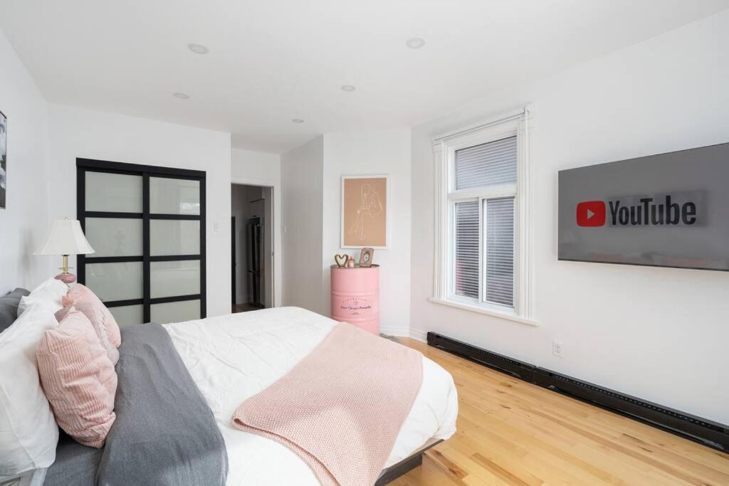 Appartement Downtown Luxe: Metro, King Bed, Parking, Sleeps 6