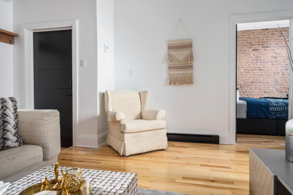 Downtown Luxe: Metro, King Bed, Parking, Sleeps 6 *