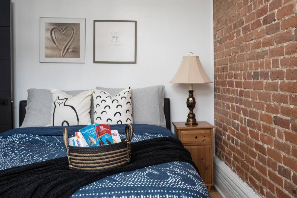 Downtown Luxe: Metro, King Bed, Parking, Sleeps 6