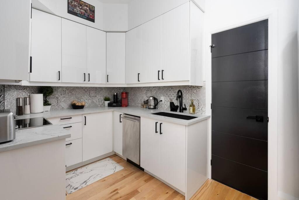 Downtown Luxe: Metro, King Bed, Parking, Sleeps 6 Appartement *