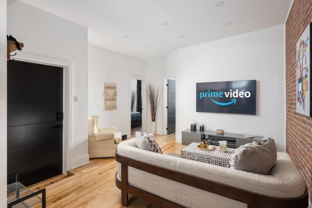 Appartement Downtown Luxe: Metro, King Bed, Parking, Sleeps 6 Montréal