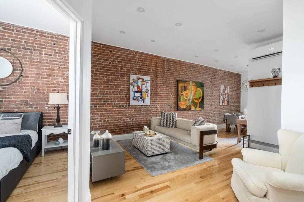 Downtown Luxe: Metro, King Bed, Parking, Sleeps 6 * Montréal