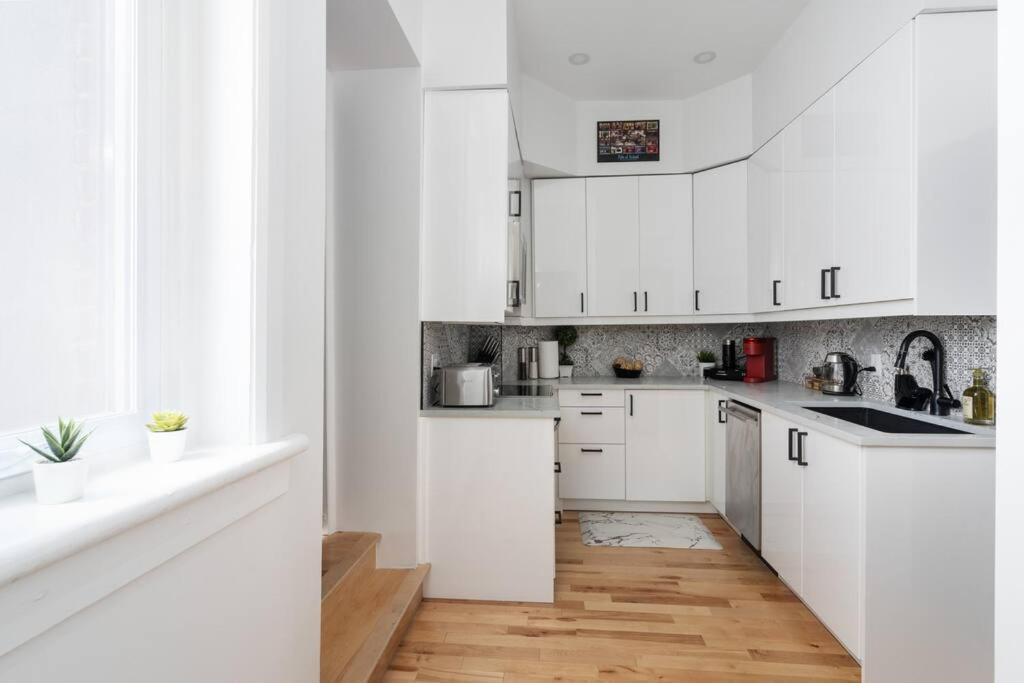 Downtown Luxe: Metro, King Bed, Parking, Sleeps 6 Appartement