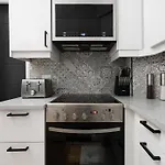 Downtown Luxe: Metro, King Bed, Parking, Sleeps 6