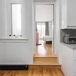 Downtown Luxe: Metro, King Bed, Parking, Sleeps 6