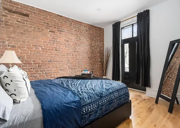 Downtown Luxe: Metro, King Bed, Parking, Sleeps 6