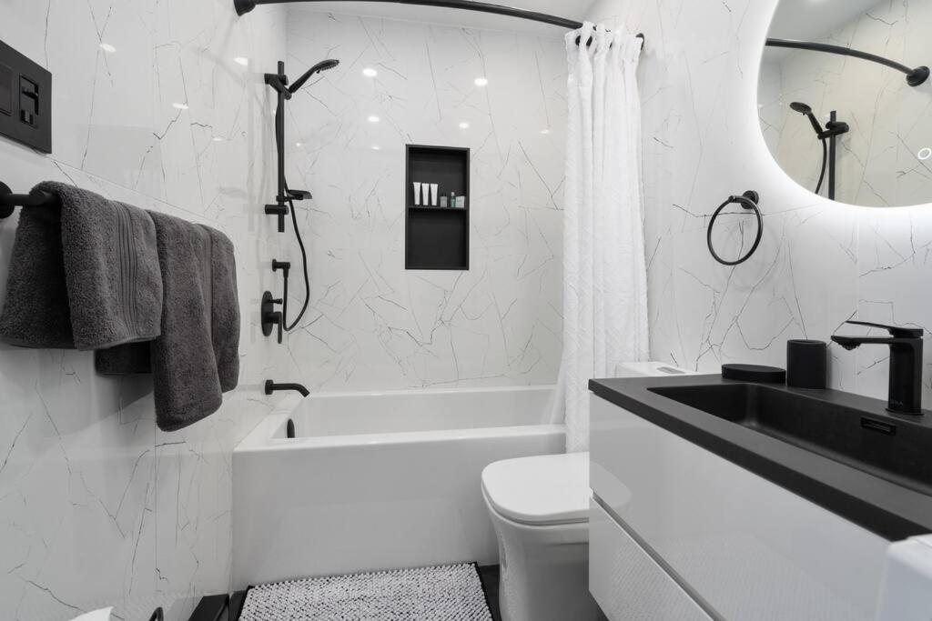 Downtown Luxe: Metro, King Bed, Parking, Sleeps 6 Montreal
